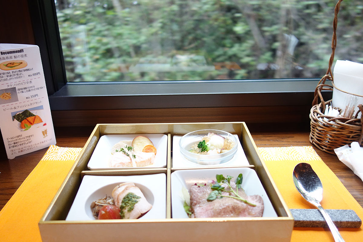 列車内での洋風のランチ