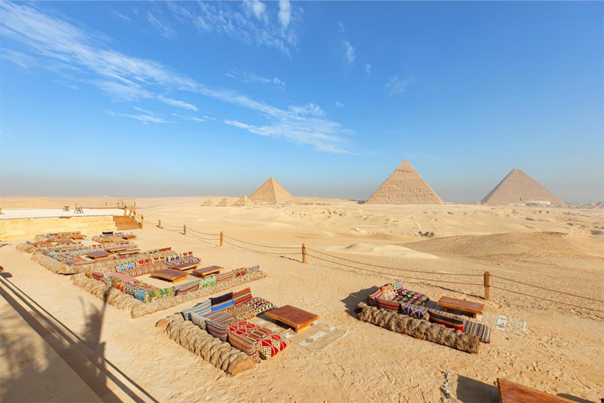 ピラミッドを見ながらの昼食