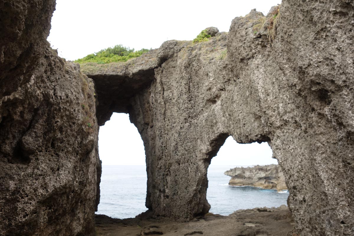 犬の門蓋(メガネ岩) 徳之島
