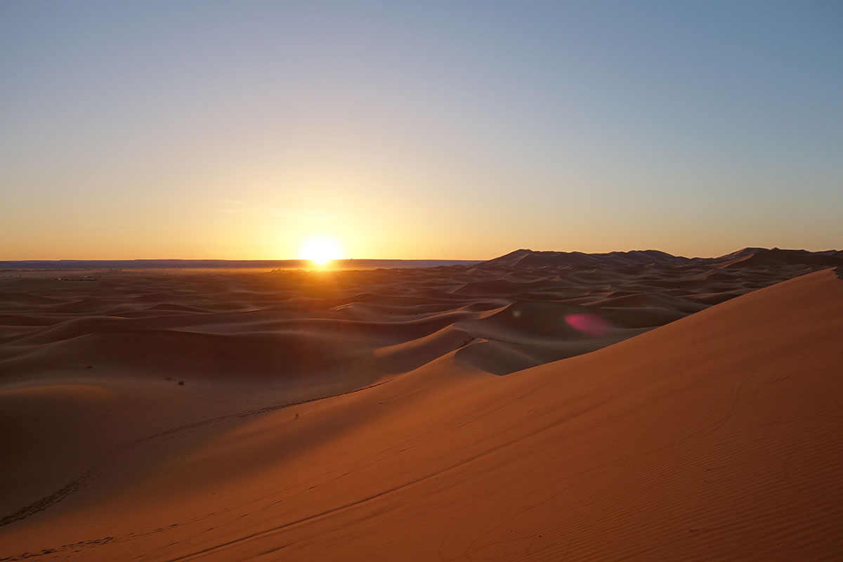 サハラ砂漠から昇る朝日 添乗員撮影