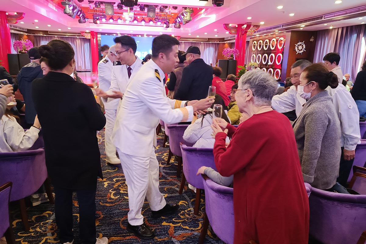 ⑪船長主催のウェルカムパーティー