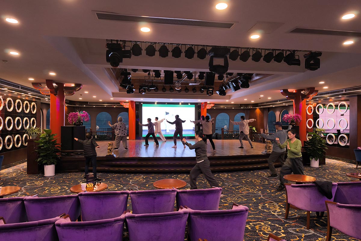 ⑫船内で太極拳体験