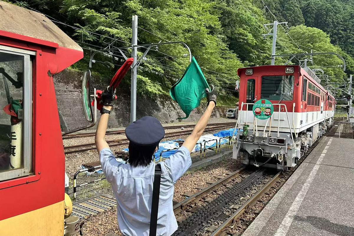 アプトいちしろ駅での電気機関車連結