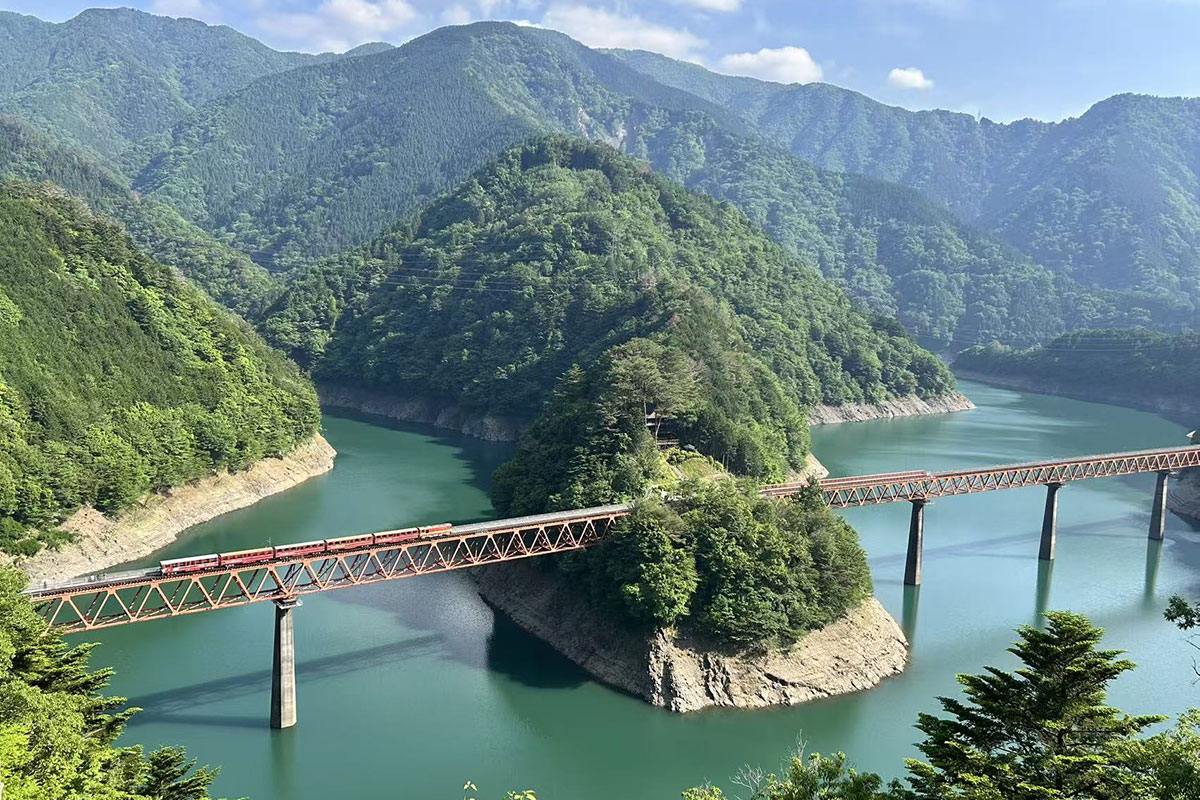 絶景の奥大井湖上駅