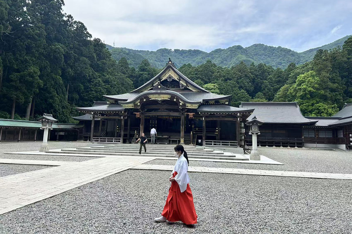 彌彦神社 拝殿