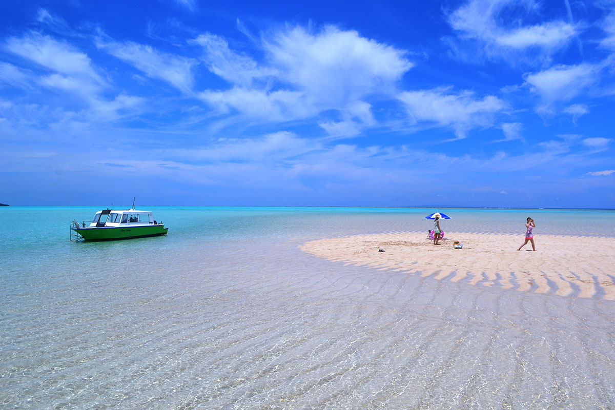 干潮時にぽっかりと姿を現す真っ白な幻の百合ヶ浜　写真提供：ヨロン観光協会
