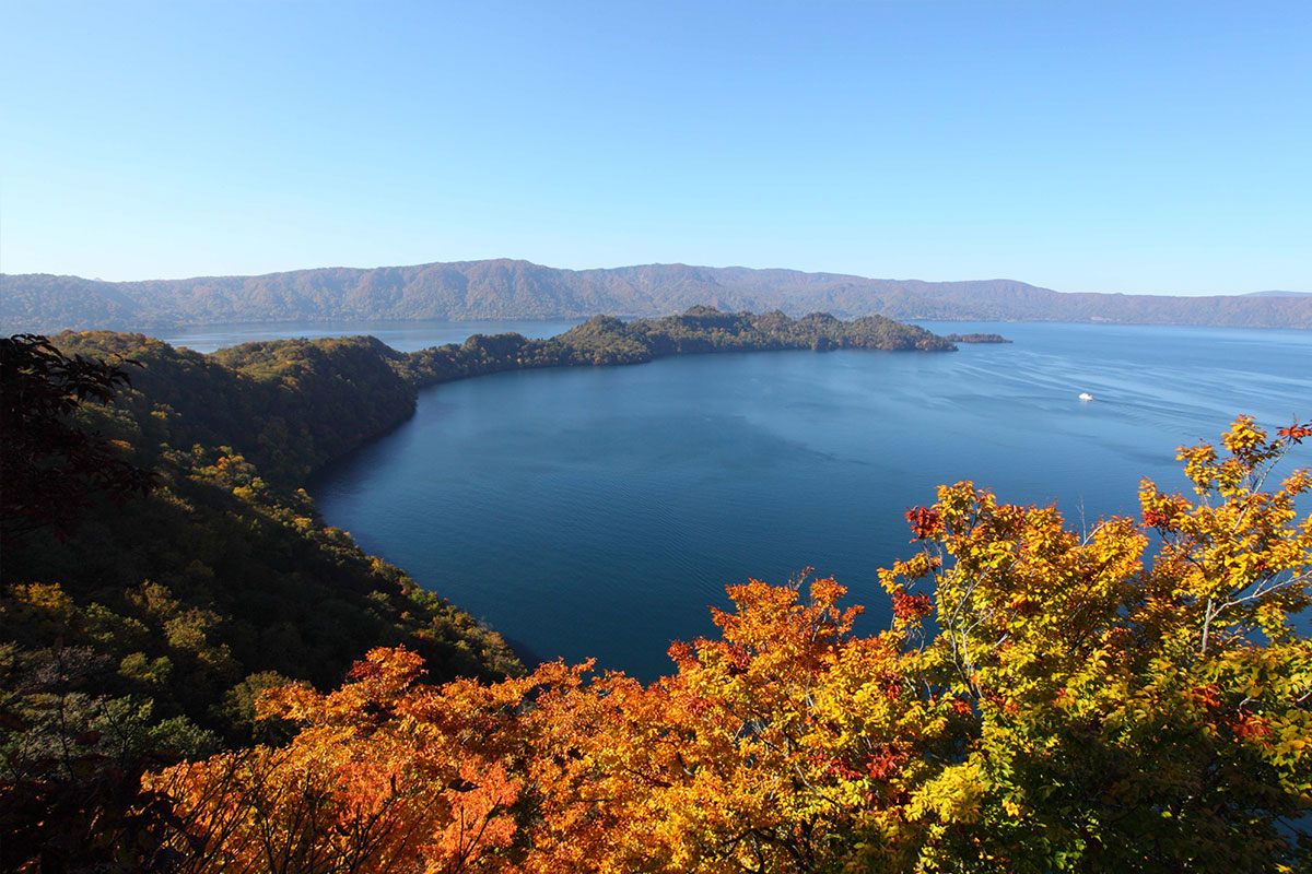 十和田湖（公益社団法人　青森県観光連盟　提供）