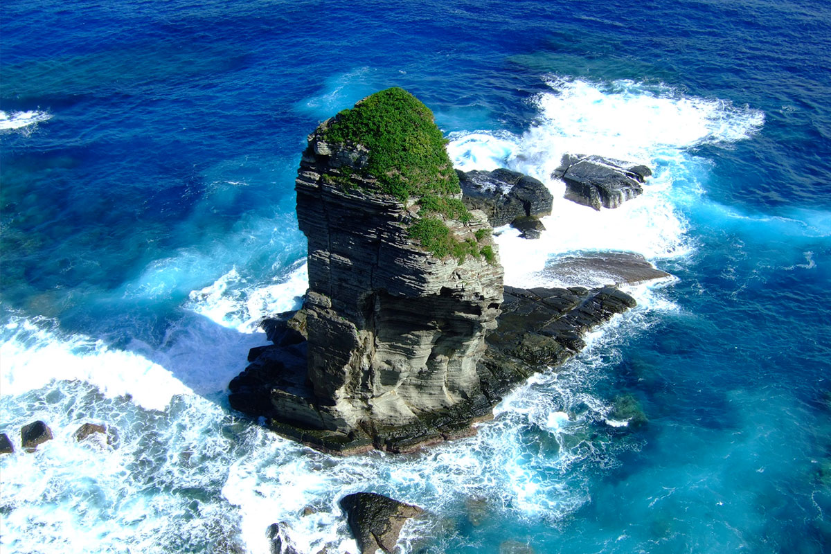 与那国島　立神岩　写真提供：八重山ビジターズビューロー