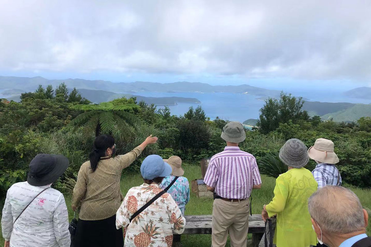 油井岳展望台から加計呂麻島を眺める