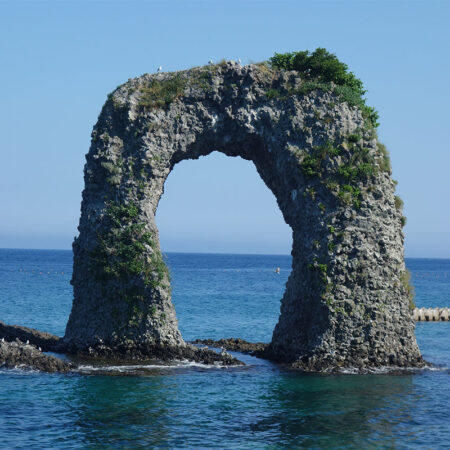 奥尻のシンボル・なべつる岩