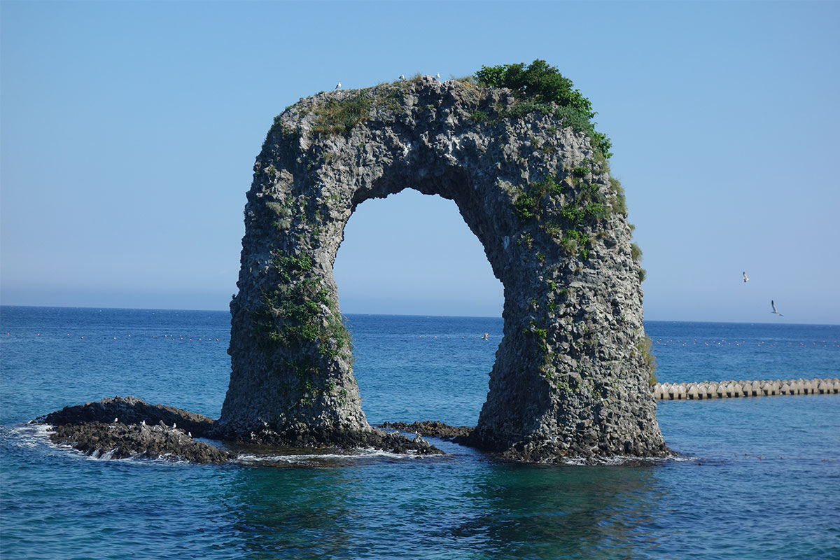奥尻のシンボル・なべつる岩