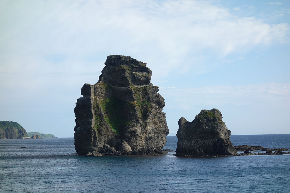 左は神威岩　右はカブト岩