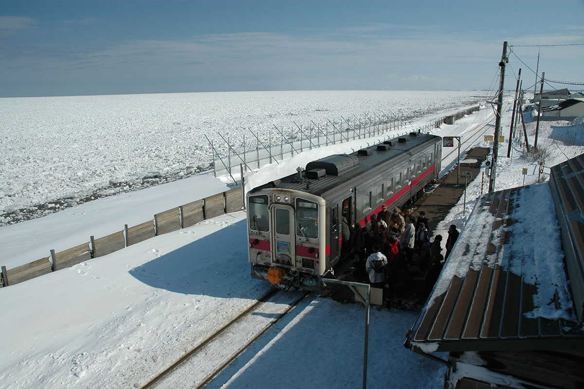 オホーツク海に一番近いＪＲ北浜駅　写真提供：網走市観光協会
