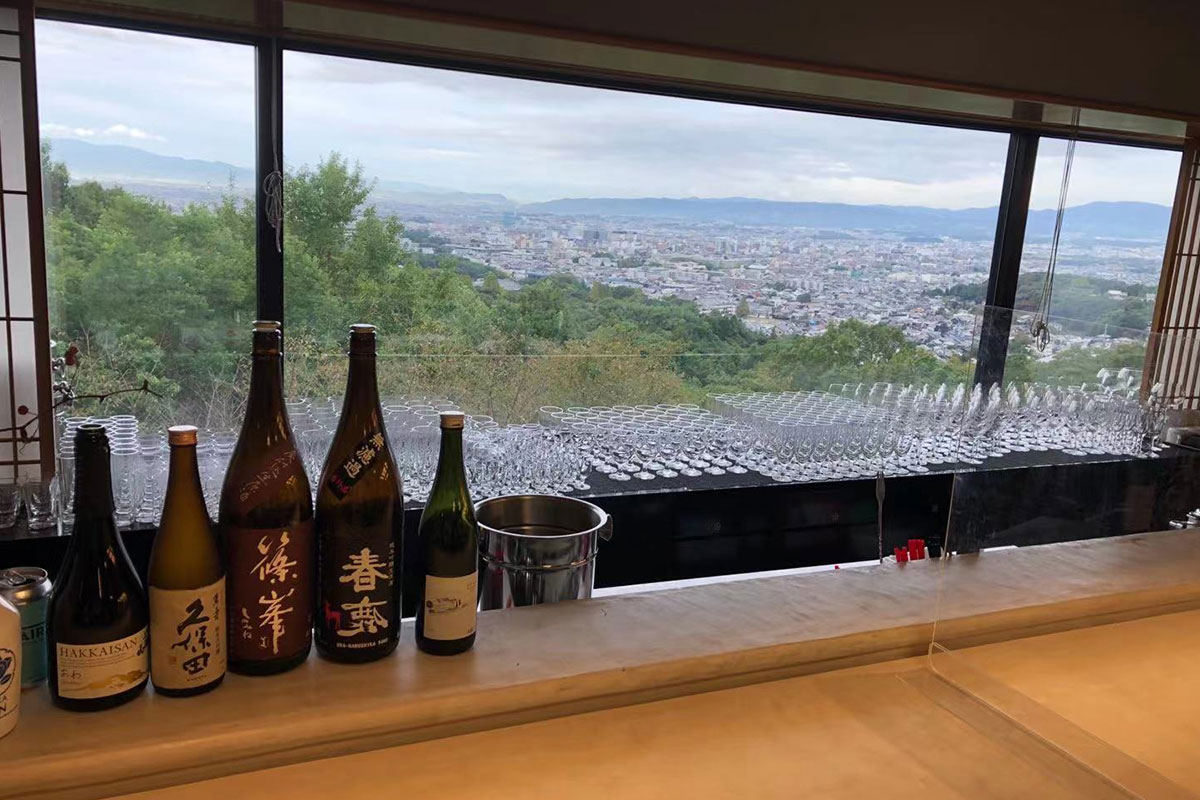 奈良市内を一望できるANDO HOTELのバー