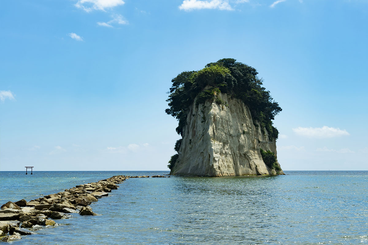 見附島（写真提供：石川県観光連盟）