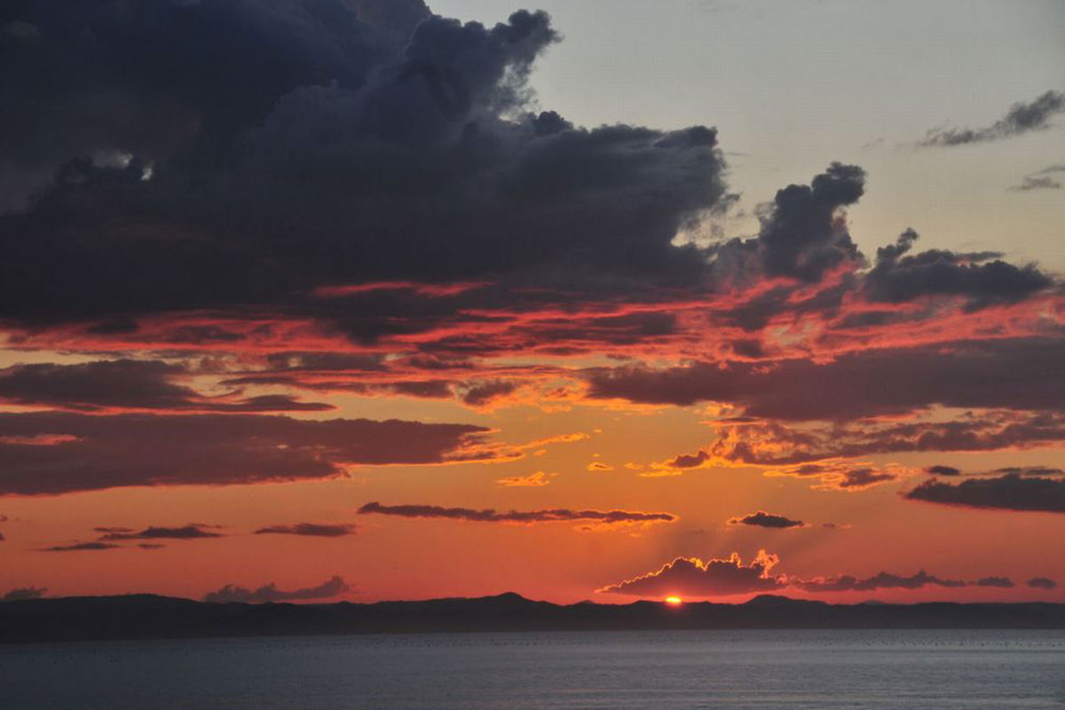 サロマ湖に沈む夕陽（イメージ）