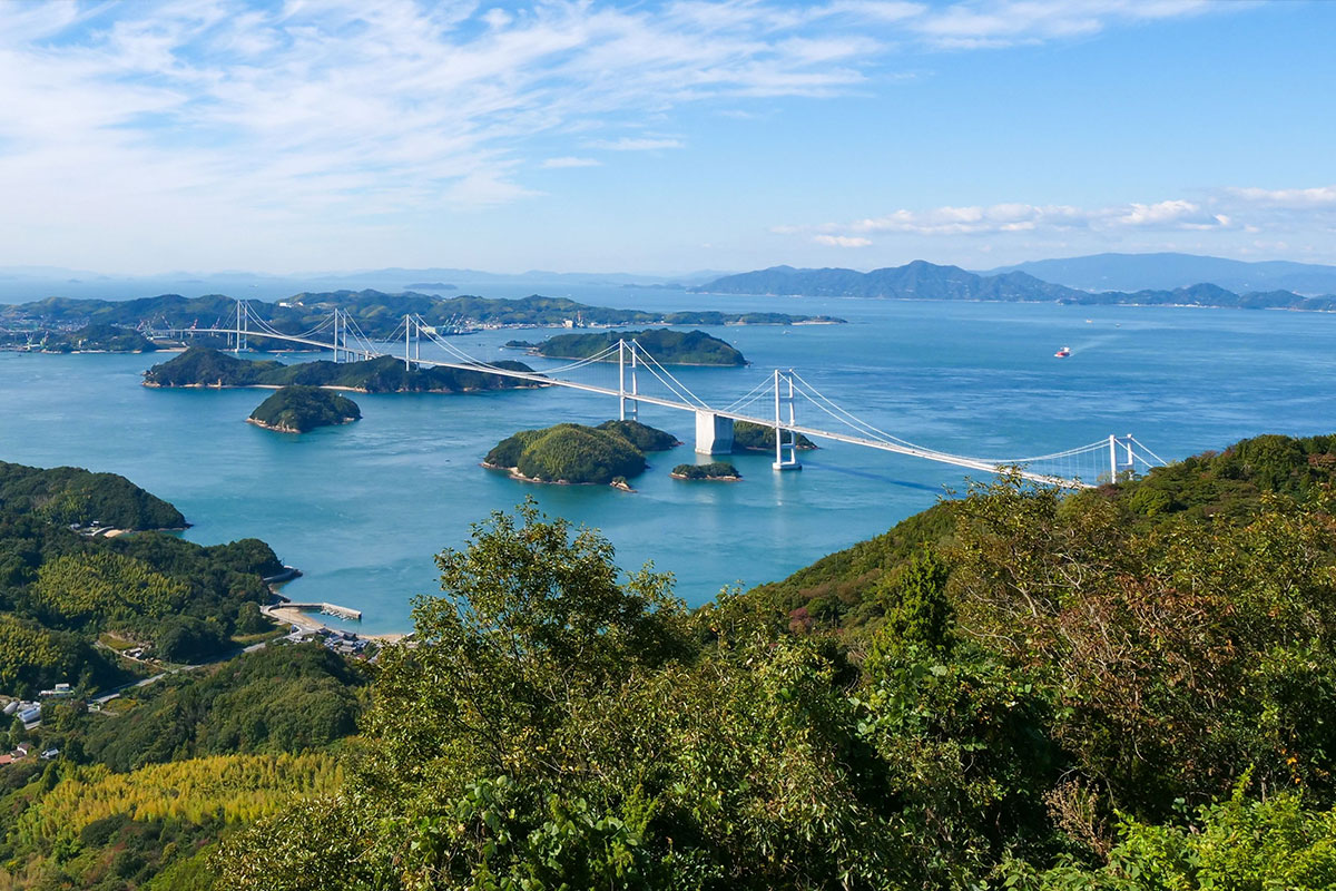 亀老山展望台から来島海峡大橋を望む