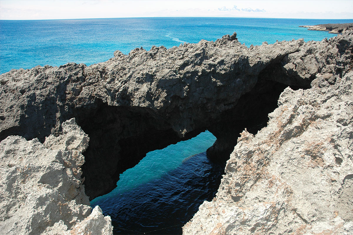 フーチャ（潮吹き洞窟）　おきのえらぶ島観光協会提供
