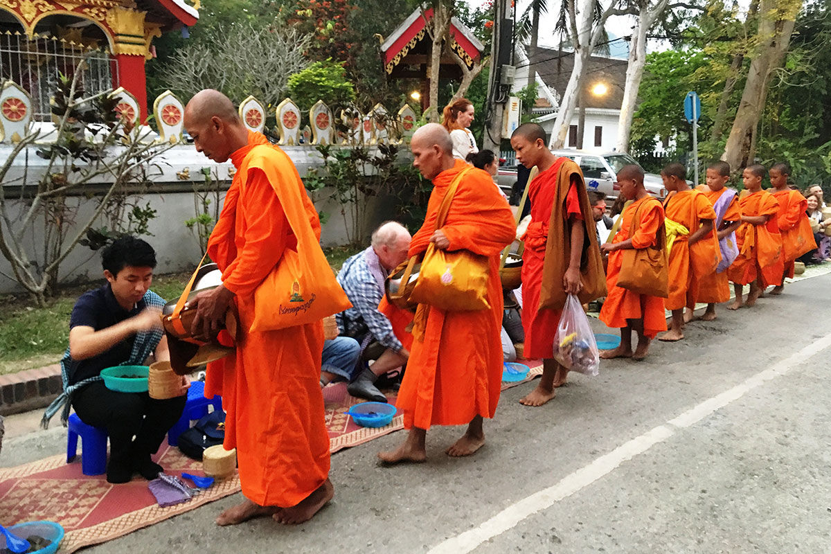 世界遺産の街ルアンパバーンの朝は僧侶の托鉢で始まります