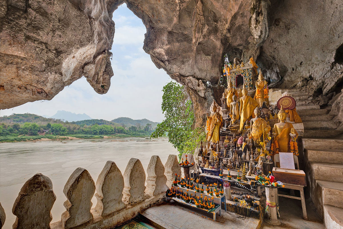 無数の仏像が鎮座するパクウー洞窟