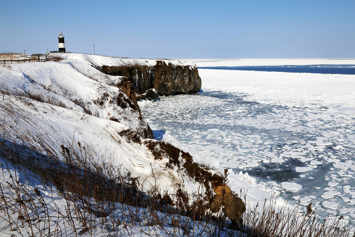 流氷を眼下に望む能取岬の灯台（イメージ）