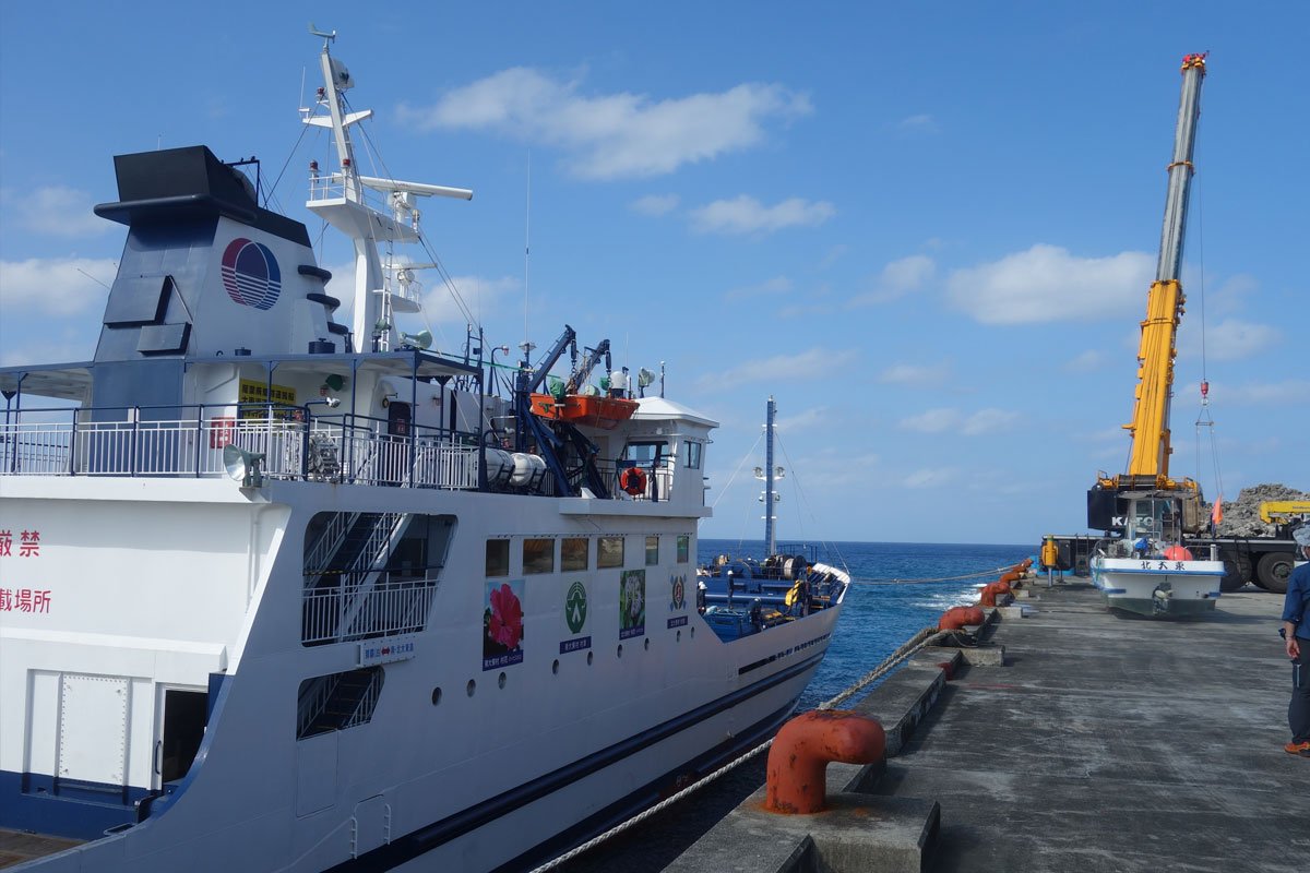 那覇-大東島を結ぶ船「だいとう」の積み降ろし作業