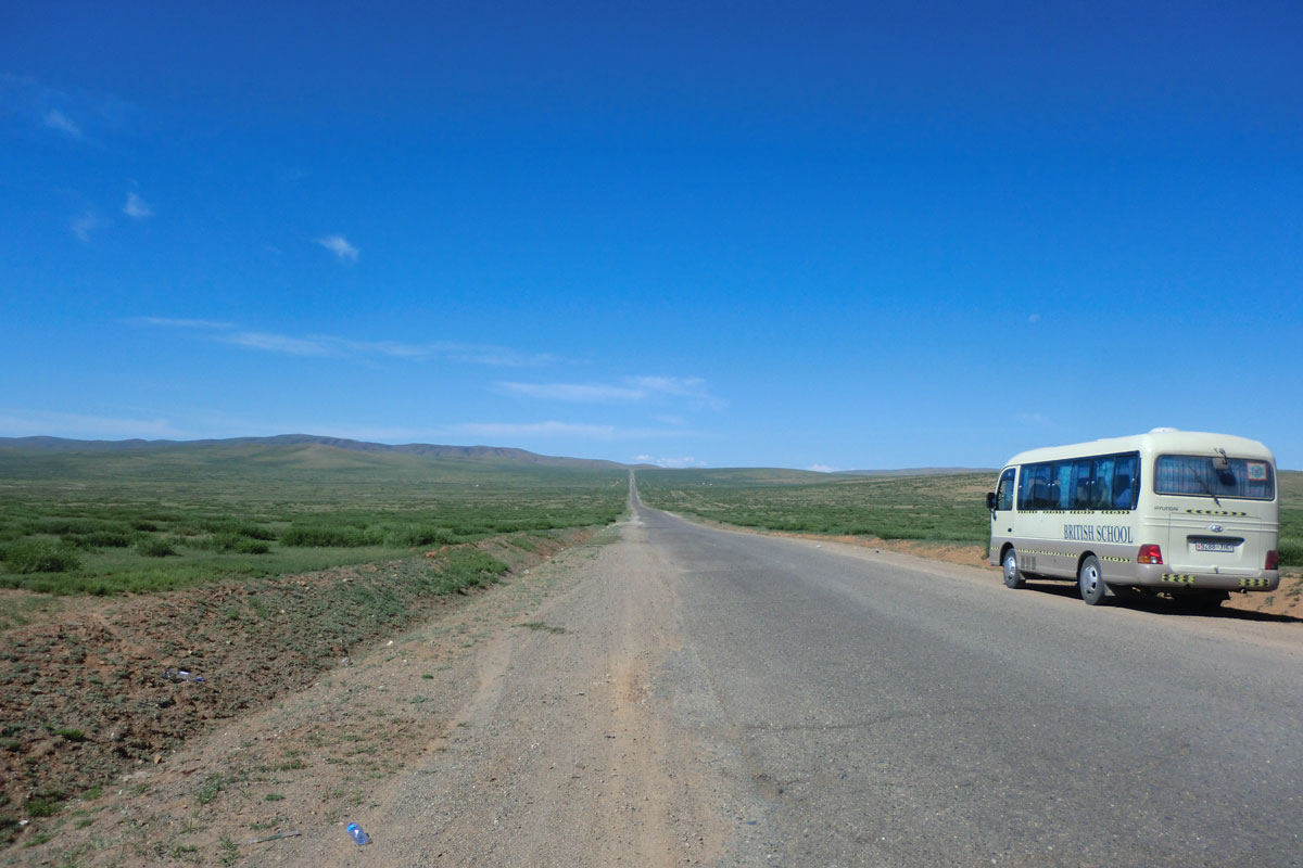 大草原を行くバスの旅（イメージ）