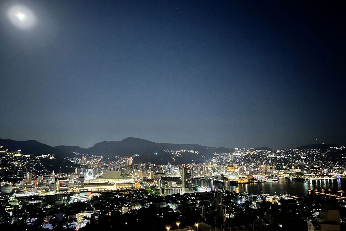 稲佐山のホテルからの長崎夜景と月