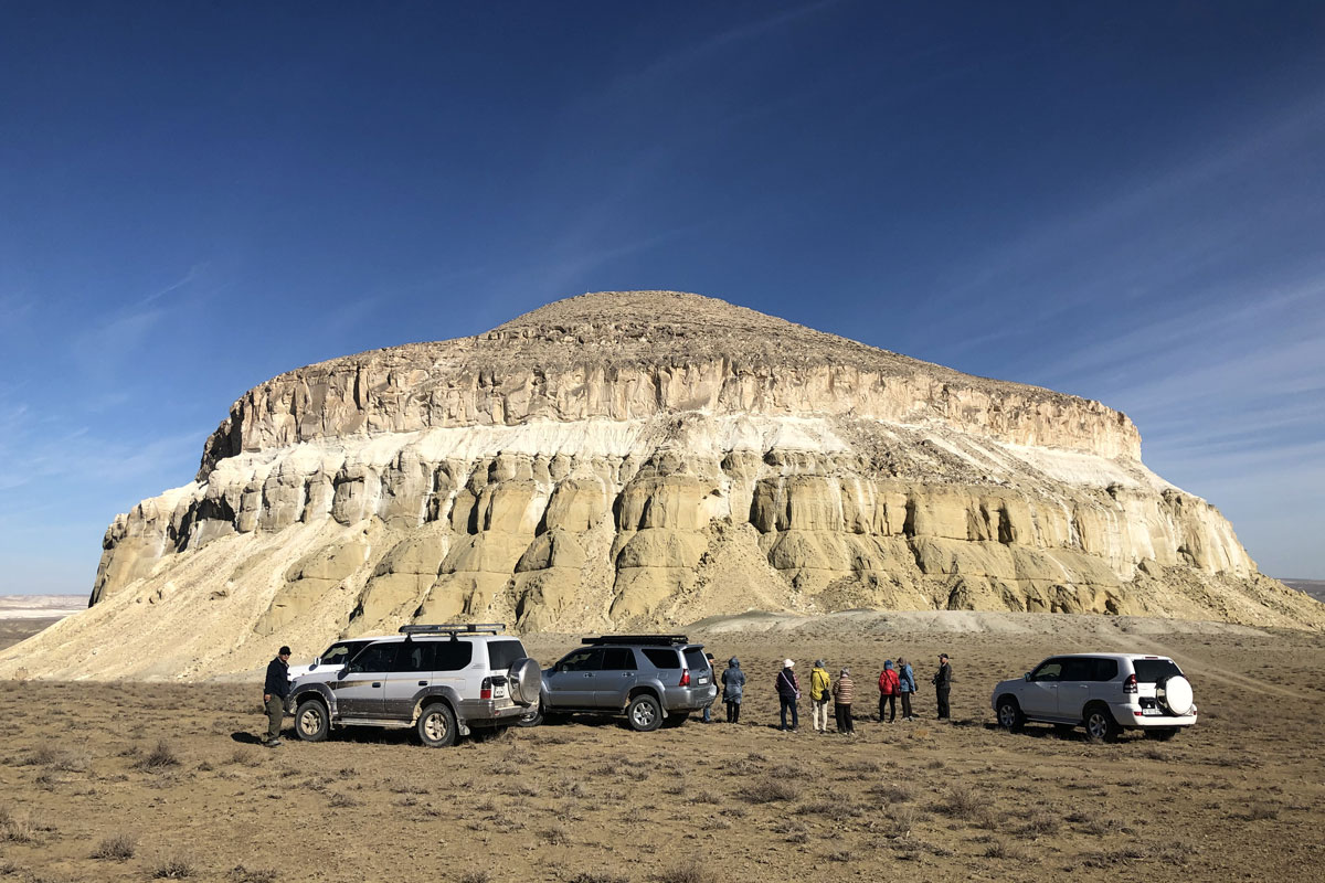 白亜と石灰の堆積層が美しいシェル・カラ山