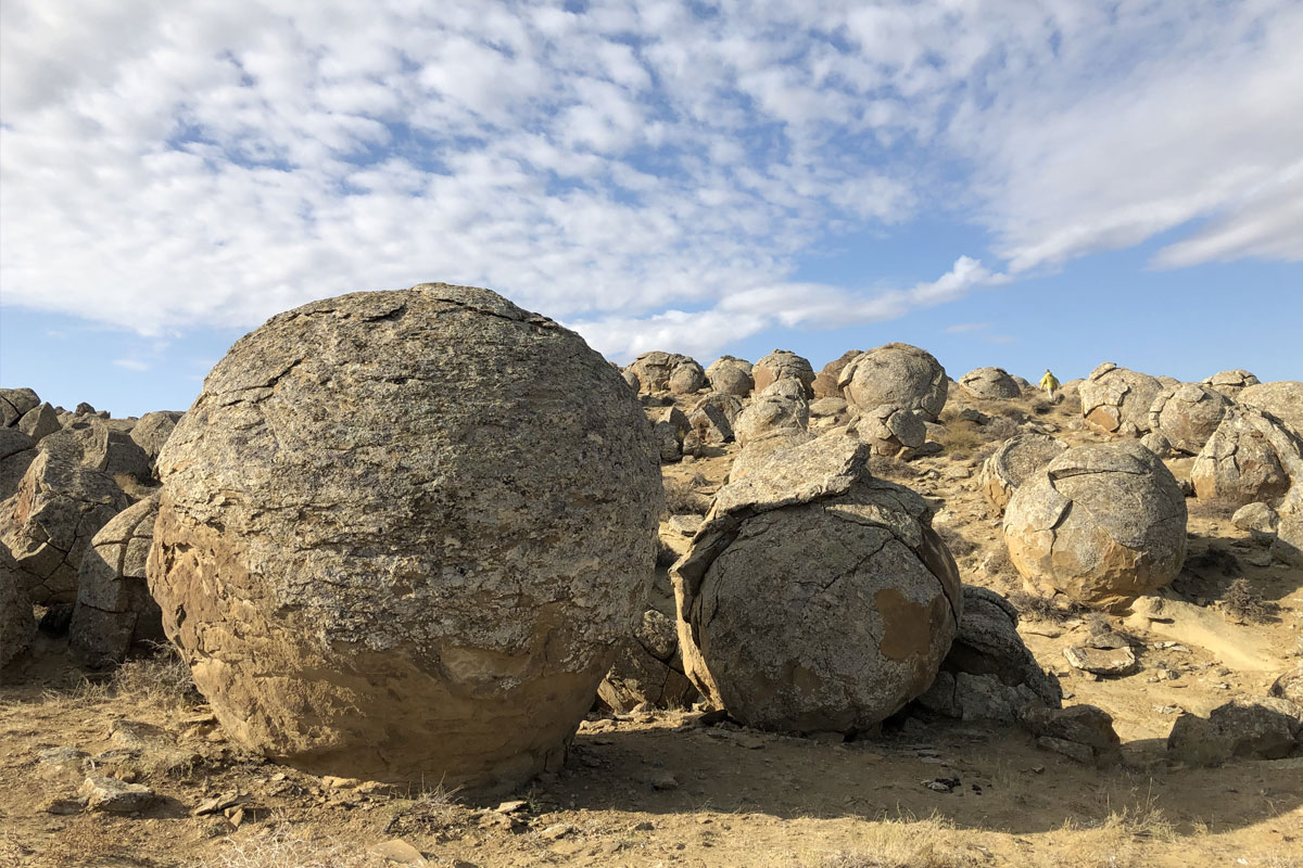 地殻変動によって出来た不思議な丸い岩ラウンドロック