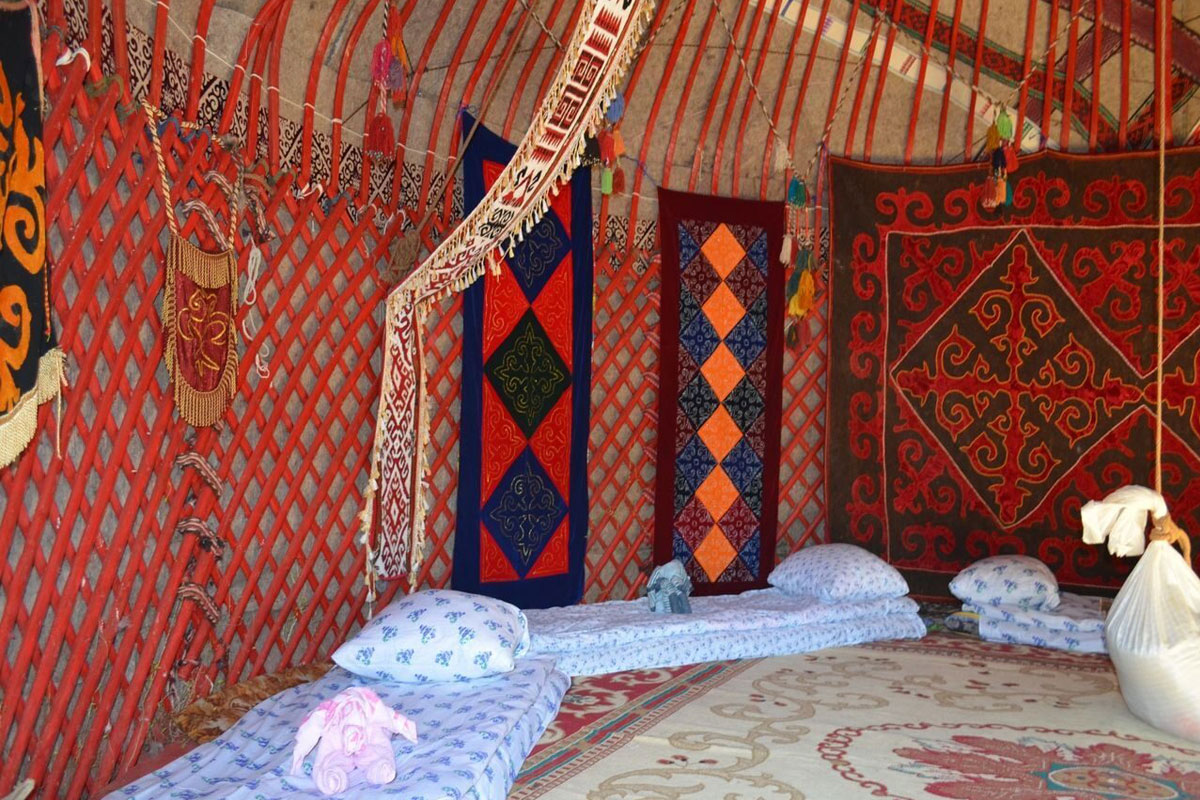 ツールストキャンプのユルタ内部の一例