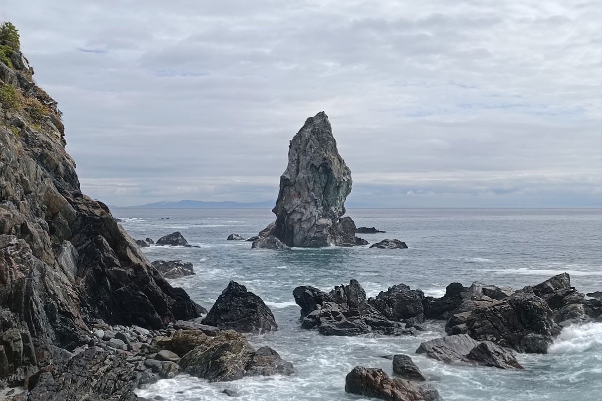 沼島のシンボル　上立神岩