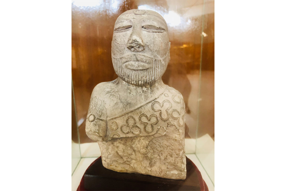 モヘンジョ・ダロ出土の「神官像」（カラチ国立博物館）