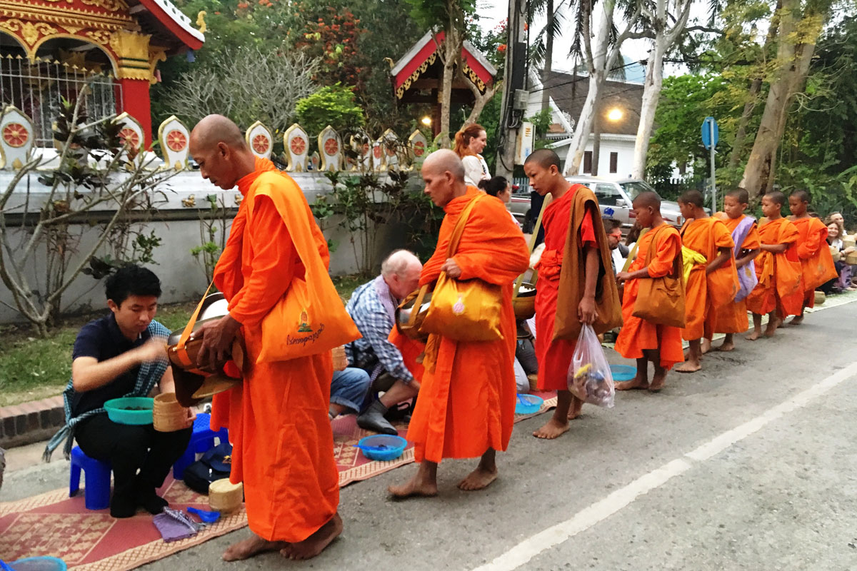 世界遺産の街ルアンパバーンの朝は僧侶の托鉢で始まります（イメージ）