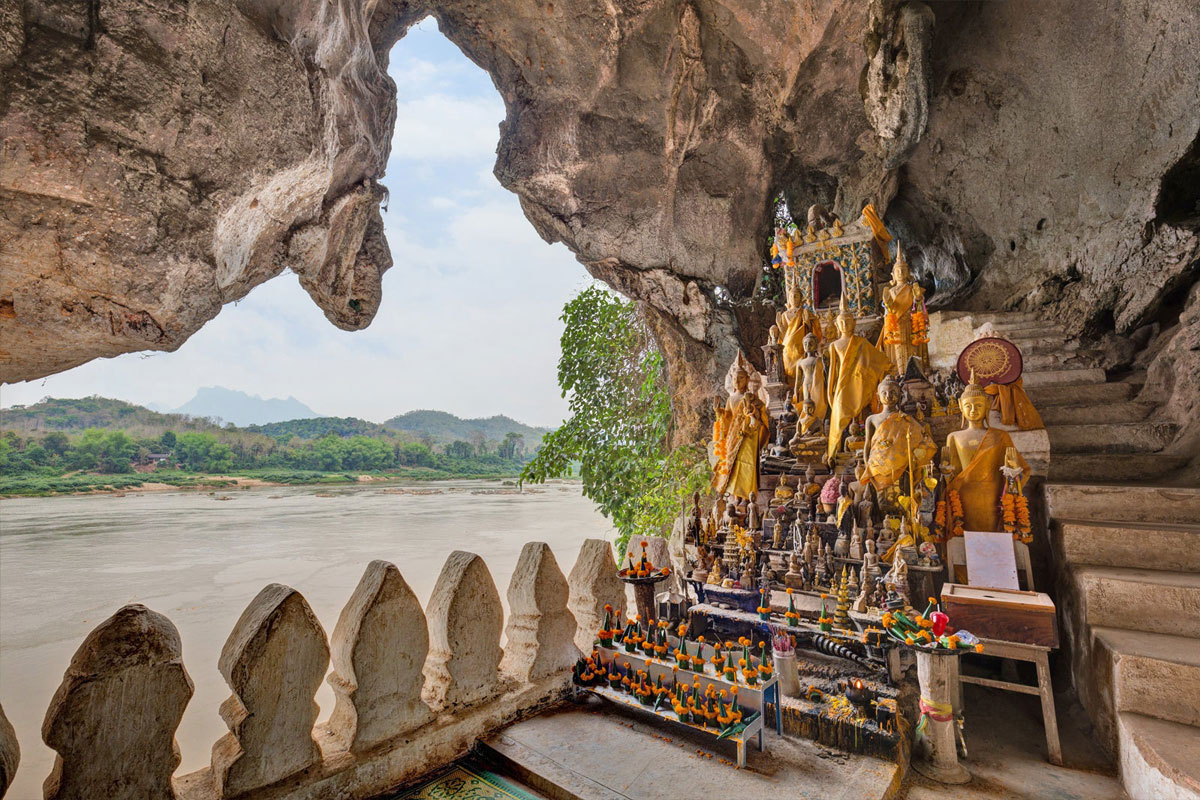 無数の仏像が鎮座するパクウー洞窟（イメージ）