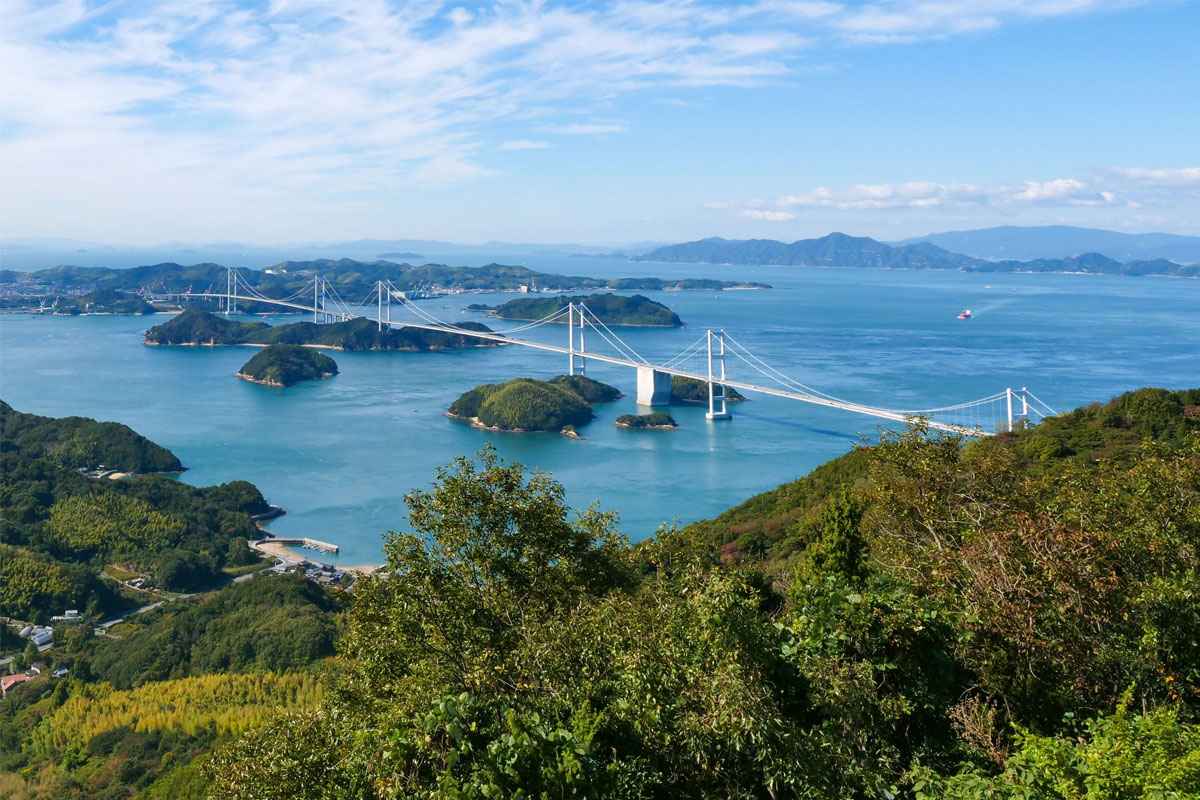 絶景「しまなみ海道」亀老山展望台から来島海峡大橋を望む