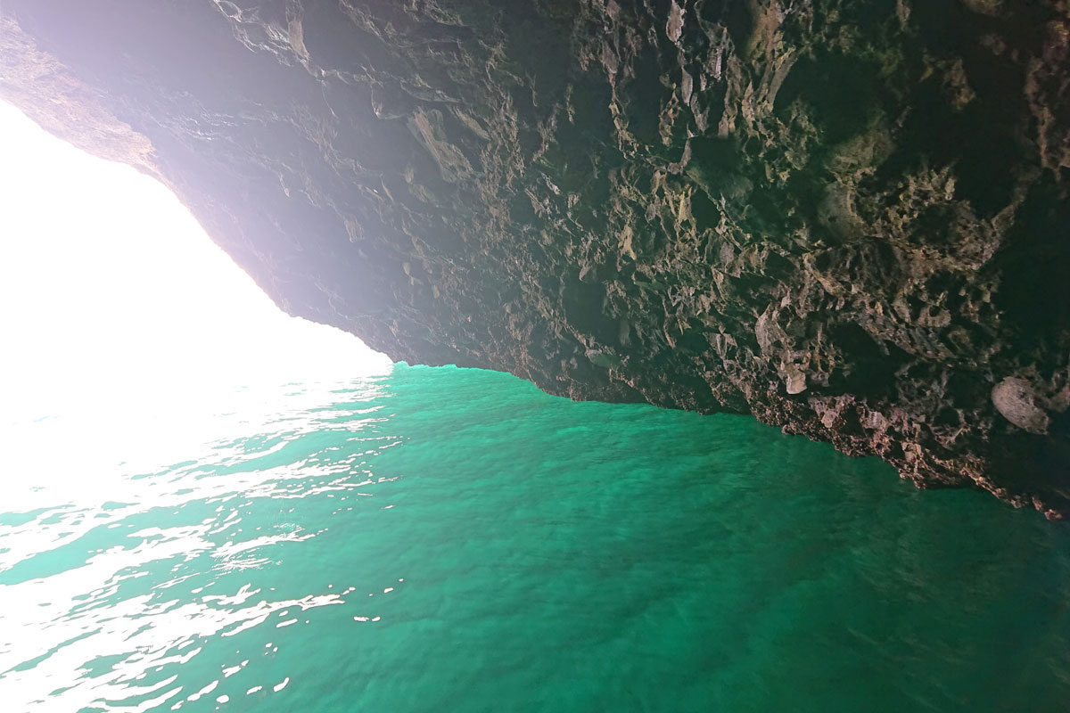 絶景①岩部クルーズ　青の洞窟