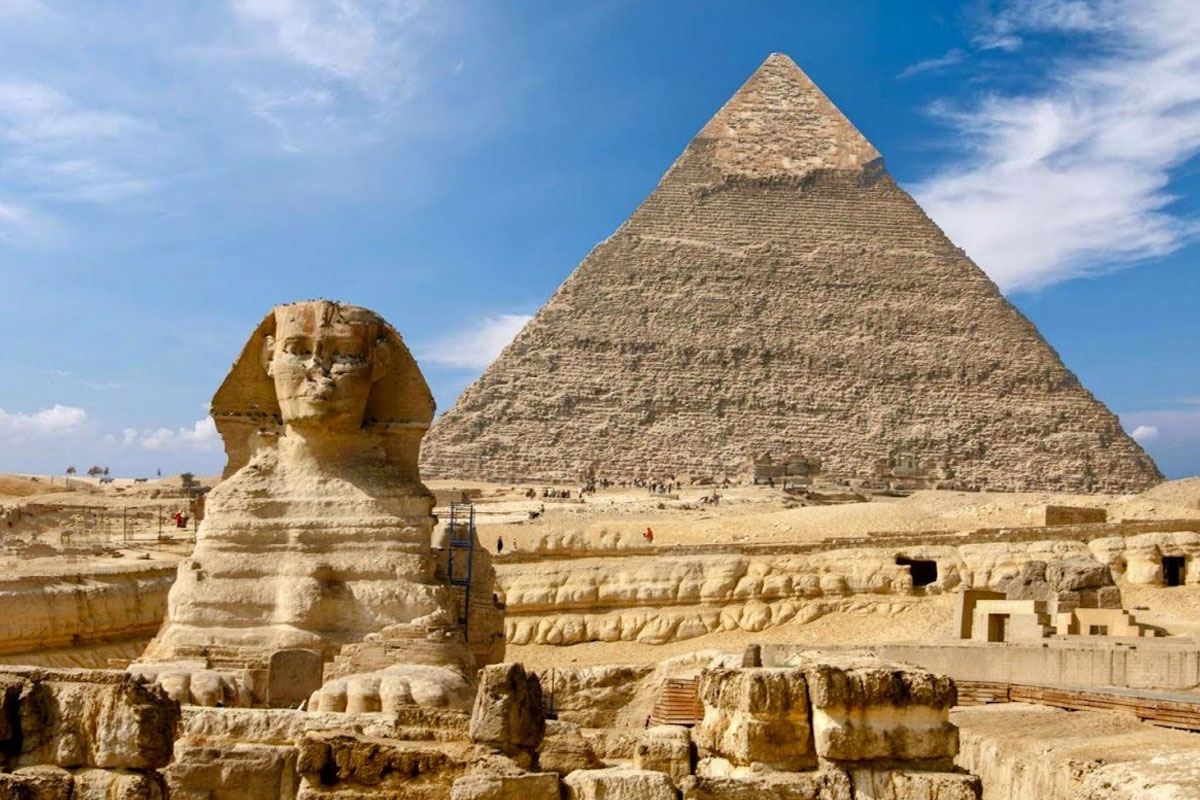 カフラー王のピラミッドとスフィンクス