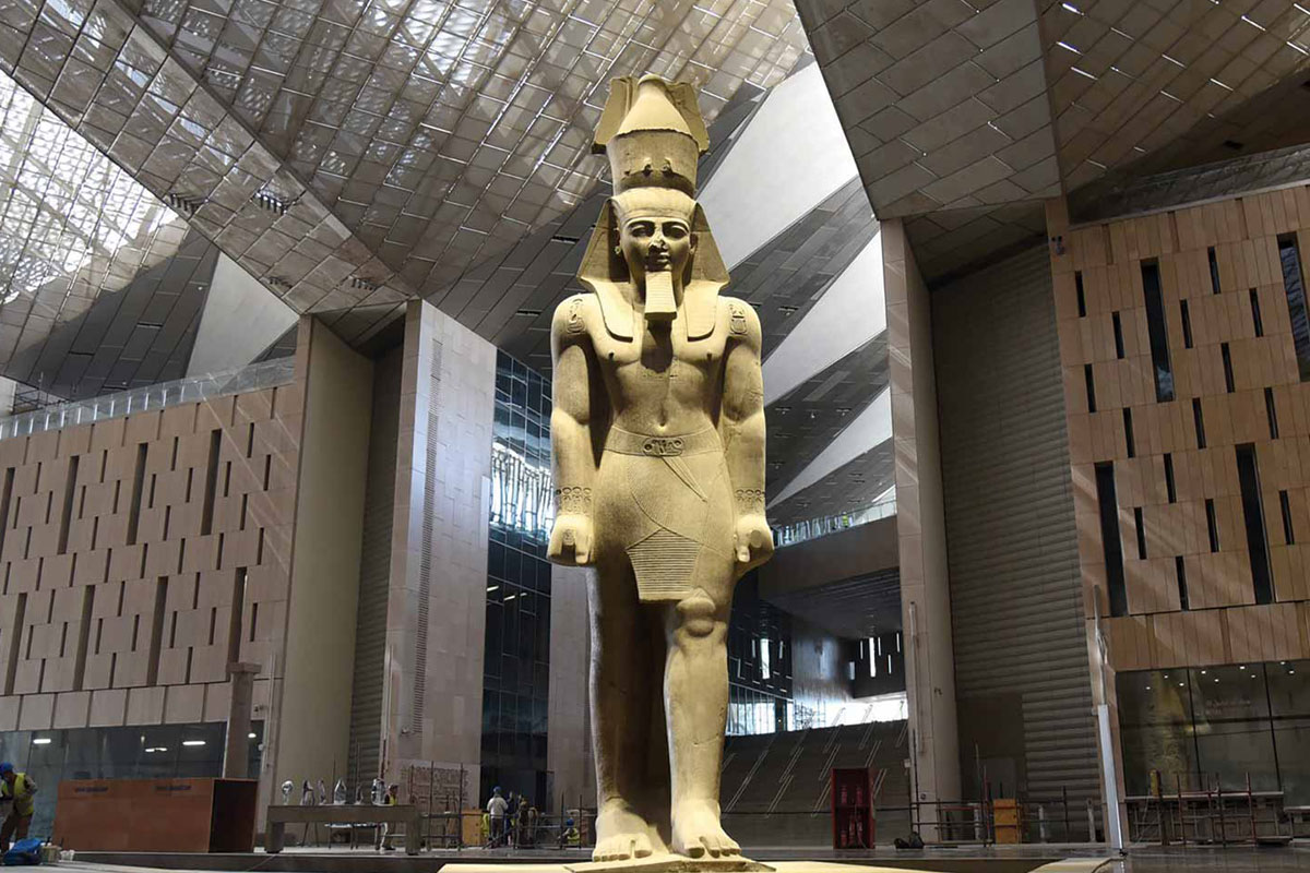 大エジプト博物館のロビーに立つ巨大なラムセス2世像
