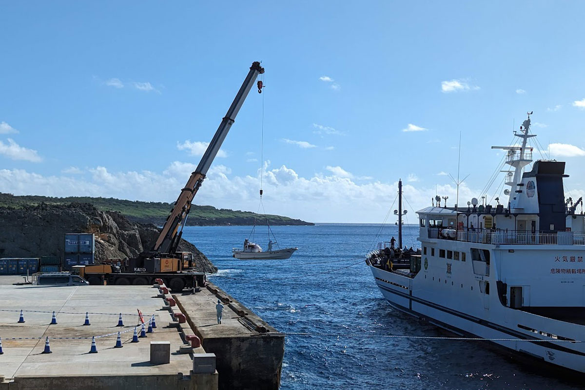 南大東島西港にて貨客船「だいとう」小船を吊り上げるクレーン