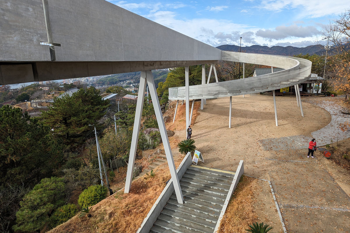 2022年春に完成した千光寺公園の新展望台「PEAK」