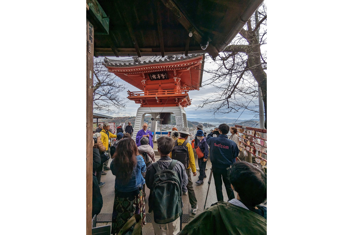 除夜の鐘が有名な千光寺では「煤はらい」の様子をテレビ撮影していました