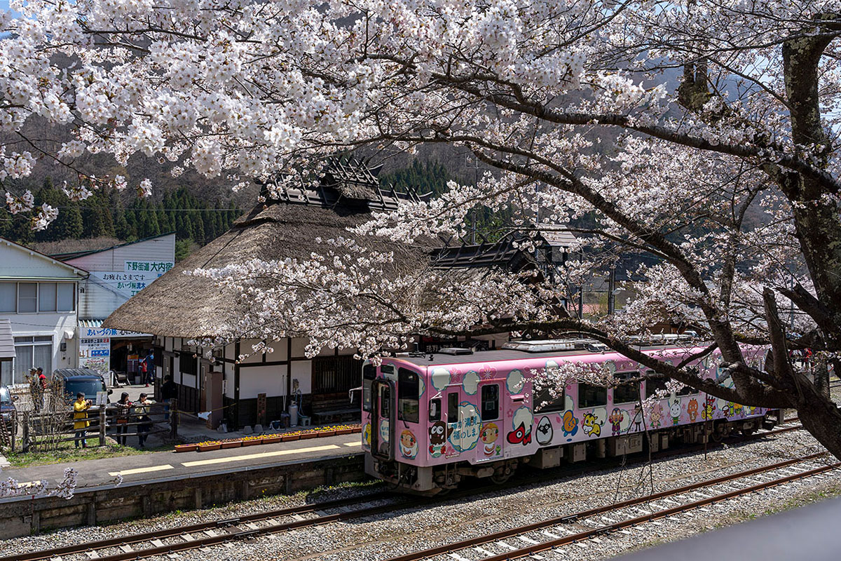 湯野上温泉駅と桜（福島県観光協会）