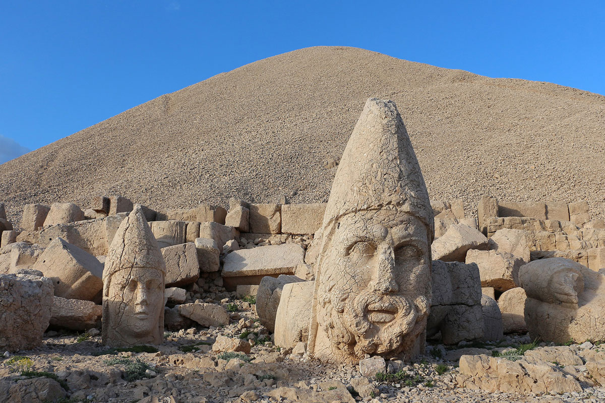 世界遺産ネムルート山頂に鎮座する神像（イメージ）