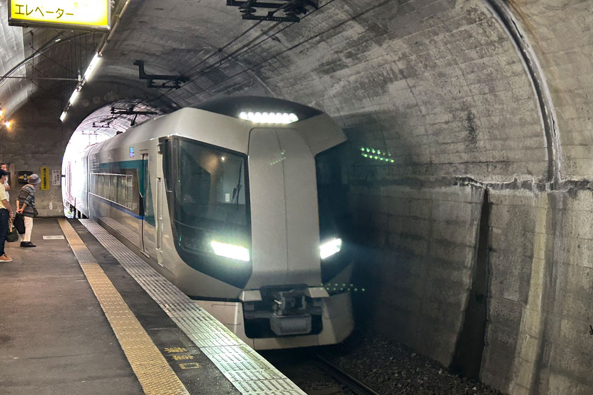 地下のトンネル内にある湯西川温泉駅