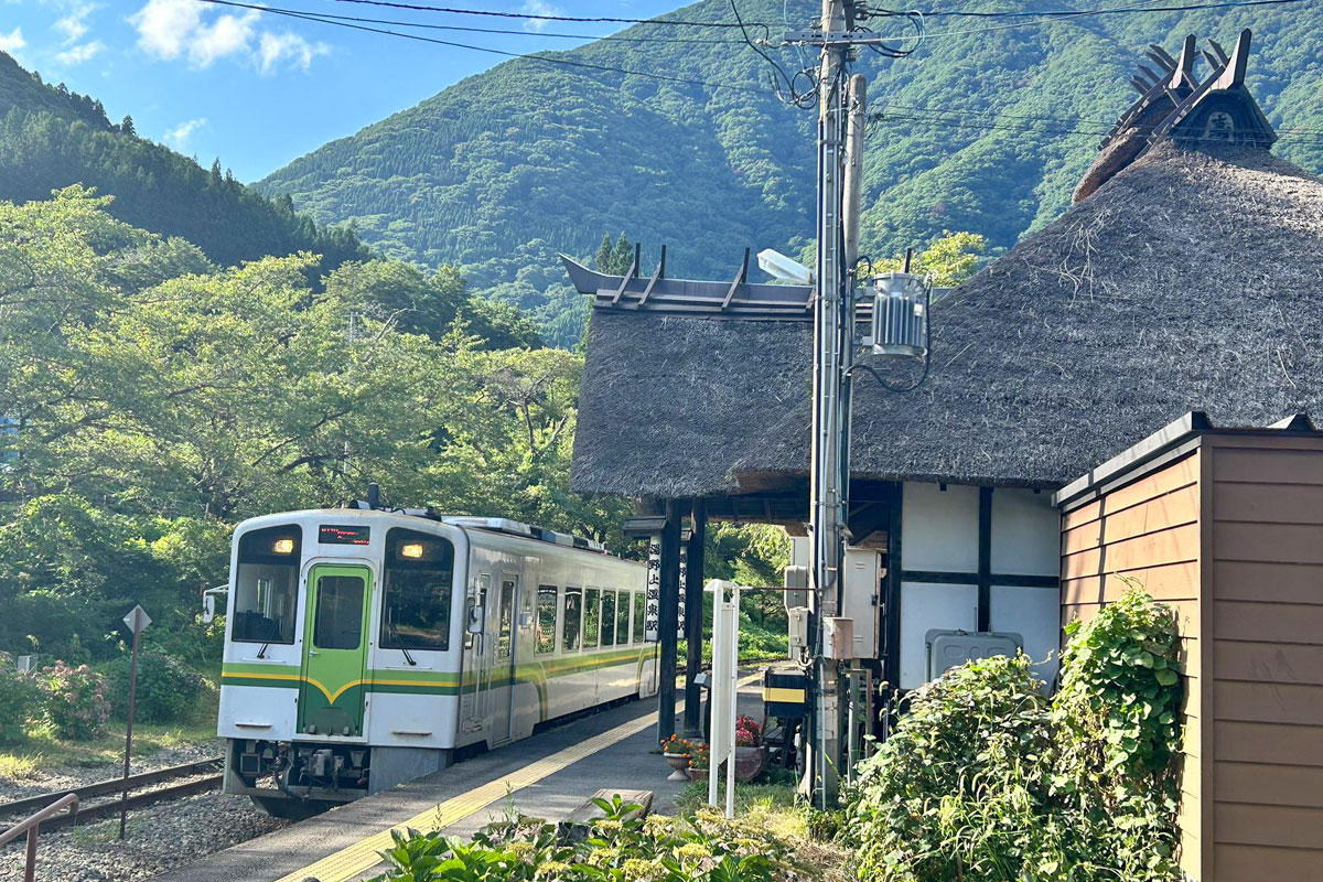 湯野上温泉駅と列車