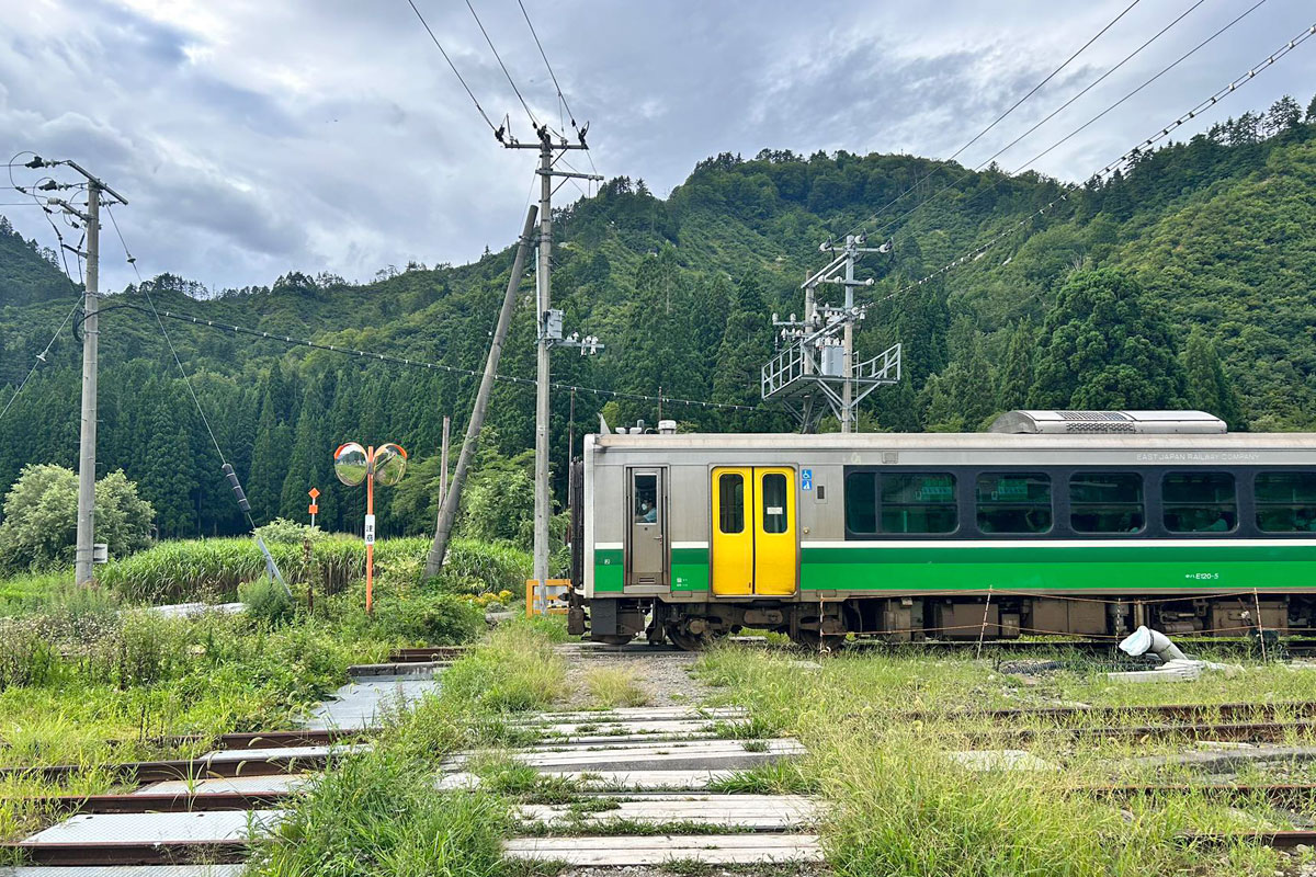 只見駅を出発した只見線