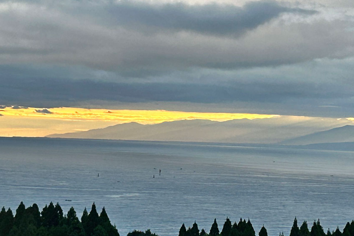 雨晴温泉の部屋から立山連峰、富山湾を眺める