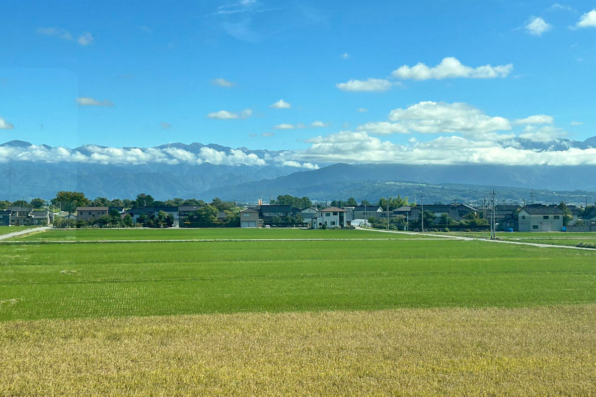 列車からの立山連峰の景色