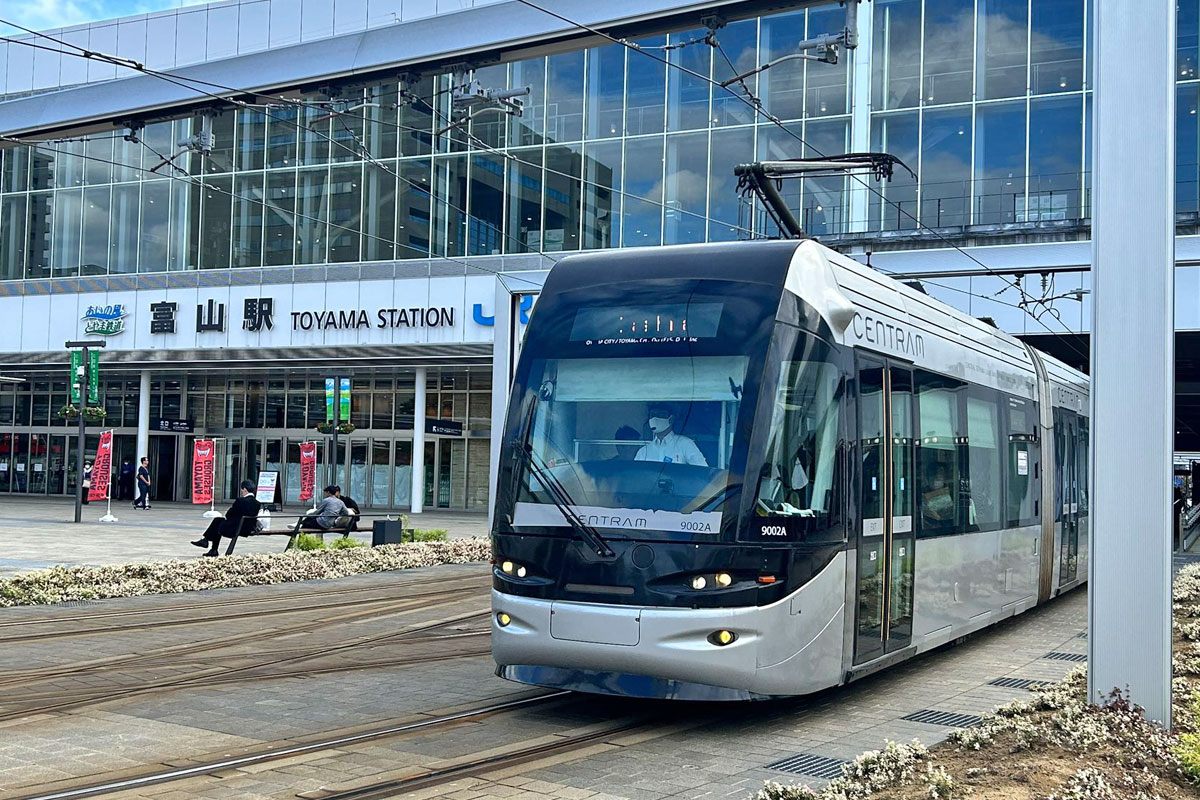 富山駅と路面電車